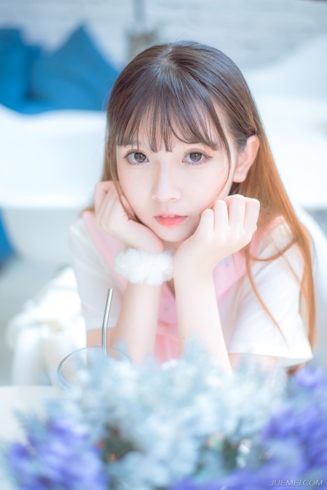 刘璝皱眉看了邓贤一眼，此时本该由他来拿主意才对，但邓贤却未经过他的同意，便已经直接越俎代庖，这让他面色有些不好看，却也无可奈何，按身份、按资历，邓贤不比他差。